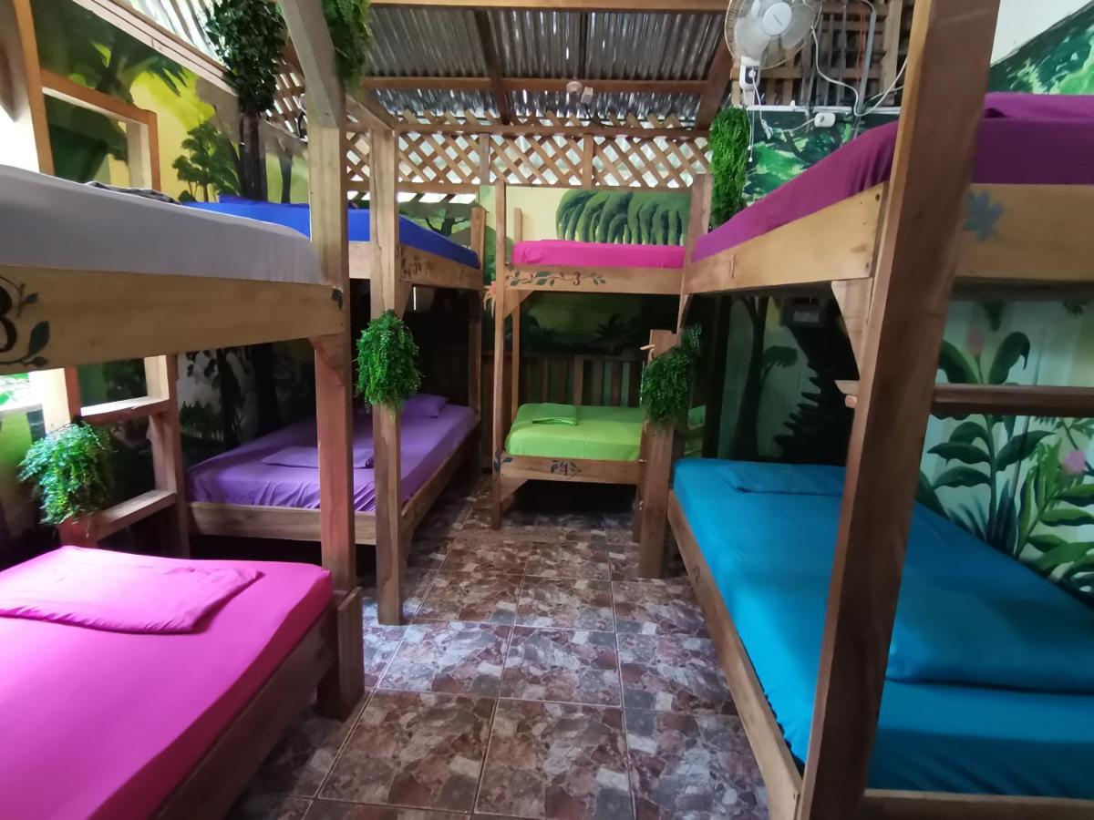Oasis Beachfront Hostel Puerto Limon Exterior foto
