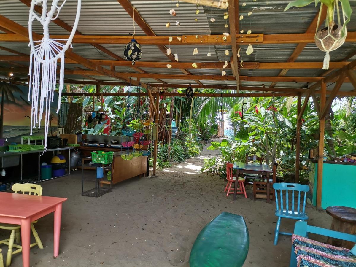Oasis Beachfront Hostel Puerto Limon Exterior foto
