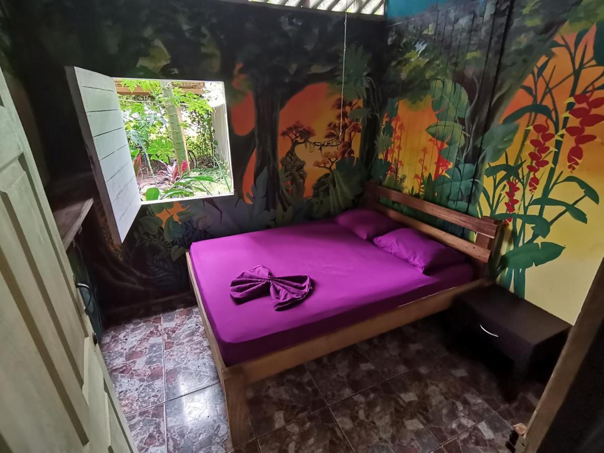 Oasis Beachfront Hostel Puerto Limon Exterior foto