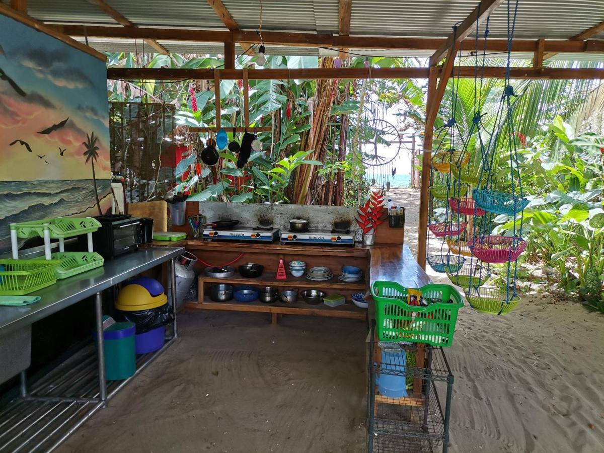 Oasis Beachfront Hostel Puerto Limon Exterior foto