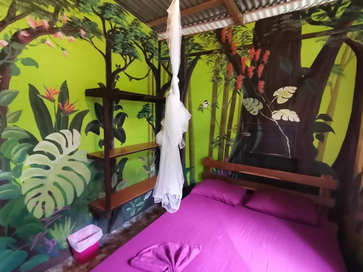 Oasis Beachfront Hostel Puerto Limon Exterior foto