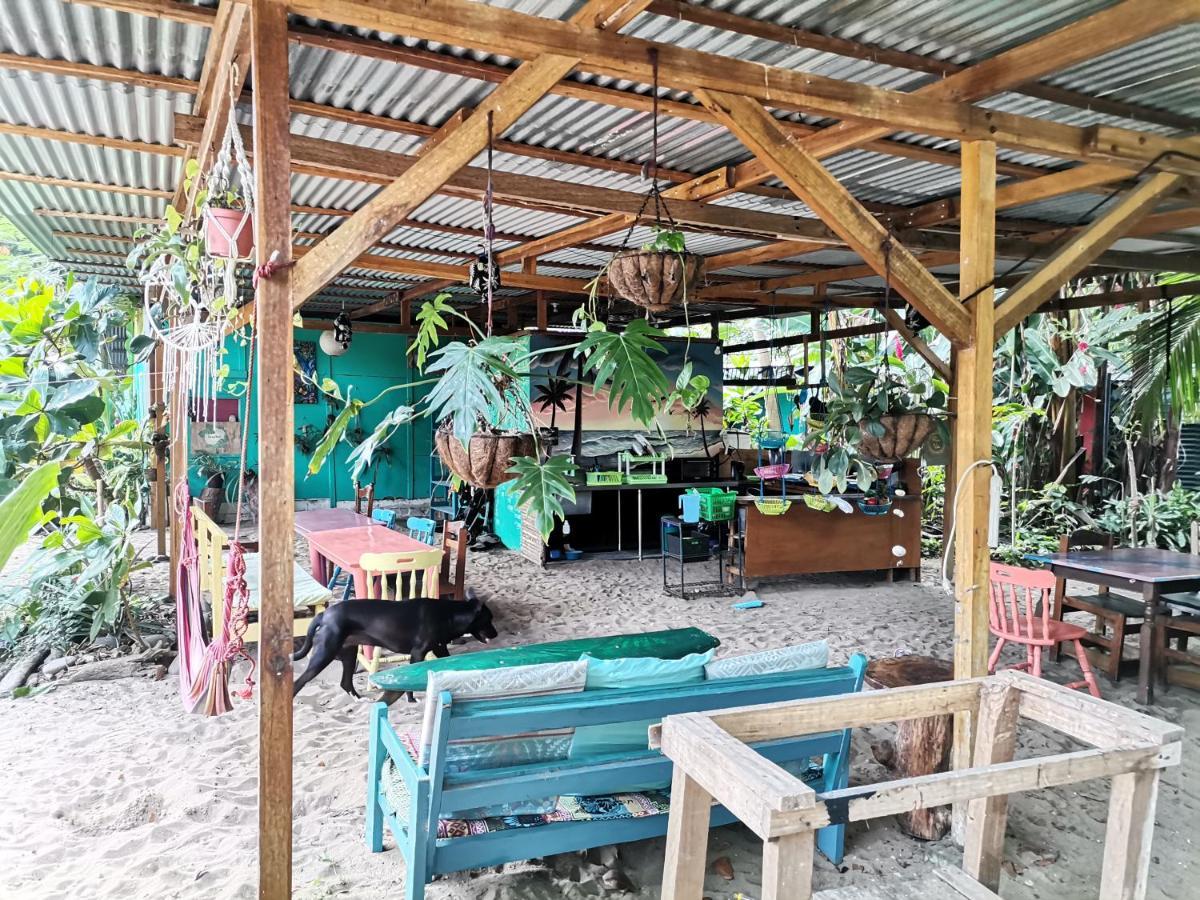 Oasis Beachfront Hostel Puerto Limon Exterior foto